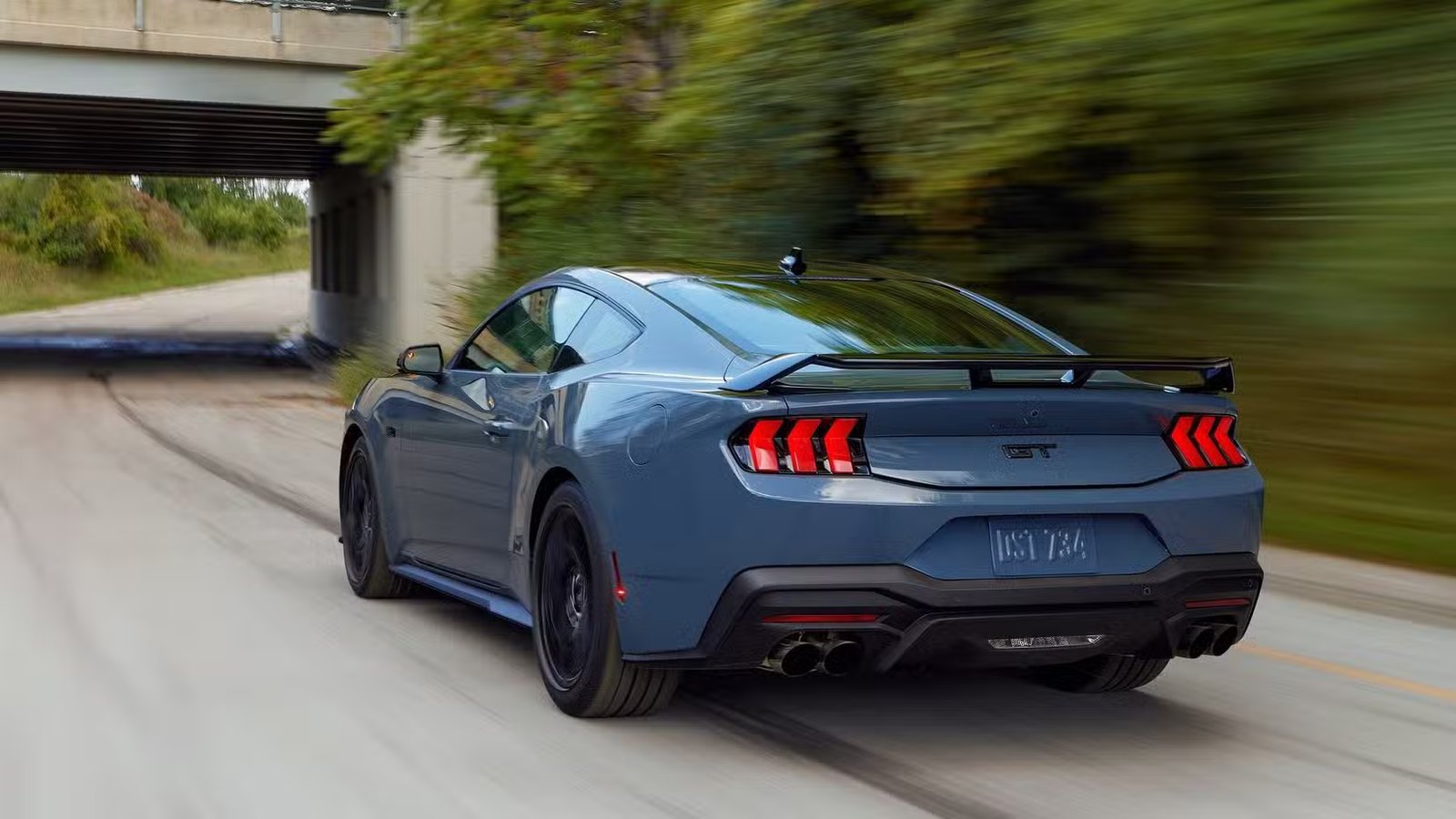 Plan 3/4 arrière d'une Ford Mustang GT 2025