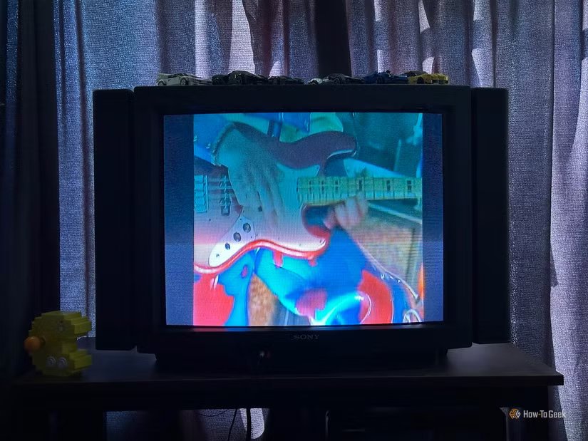 Barres noires visibles sur les côtés d'une vidéo sur un téléviseur CRT.