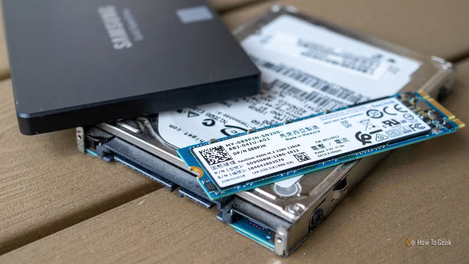 SSD Samsung 850 EVO avec SSD M.2 et disque dur SATA.