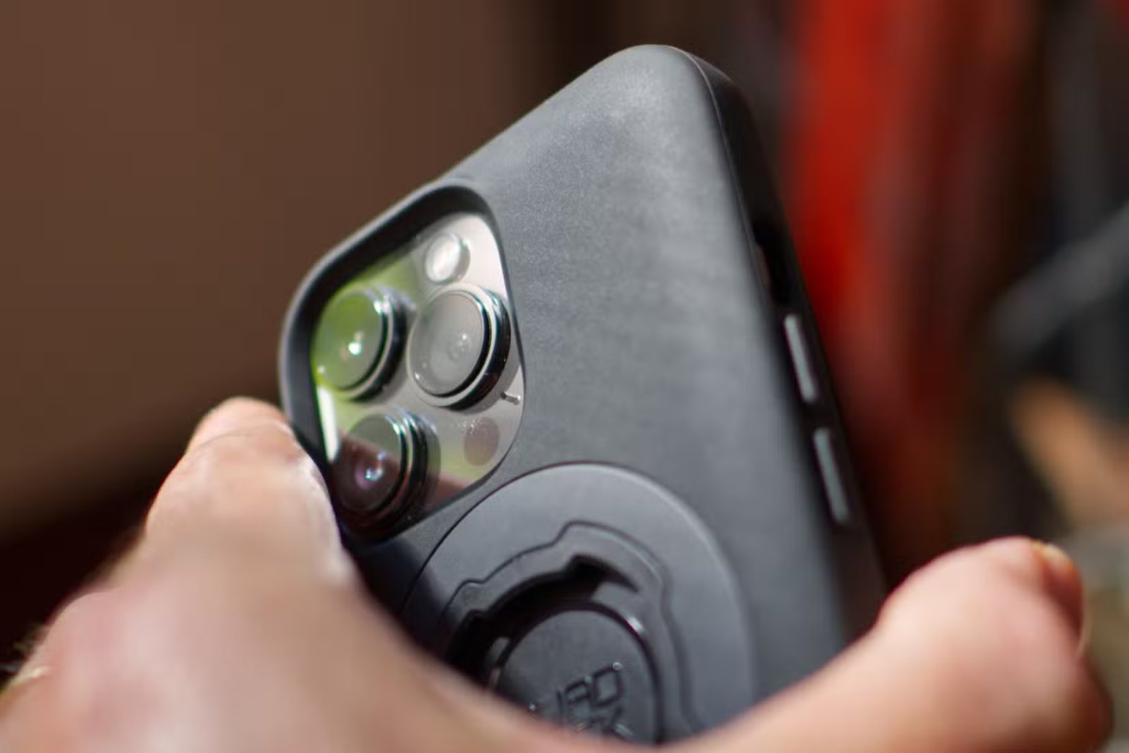L'iPhone 13 Pro est présenté dans un nouvel étui Quad Lock MAG.