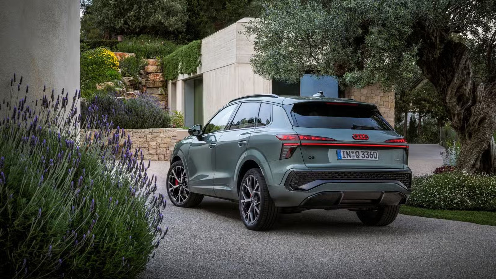 Plan 3/4 arrière statique d'une Audi Q3 2026 verte.