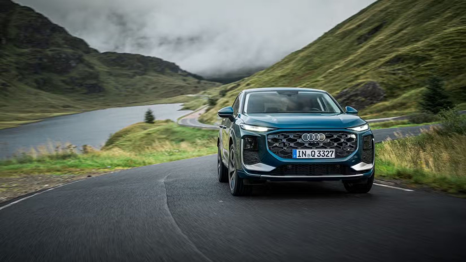 Prise de vue dynamique de l'avant d'une Audi Q3 2026 verte.