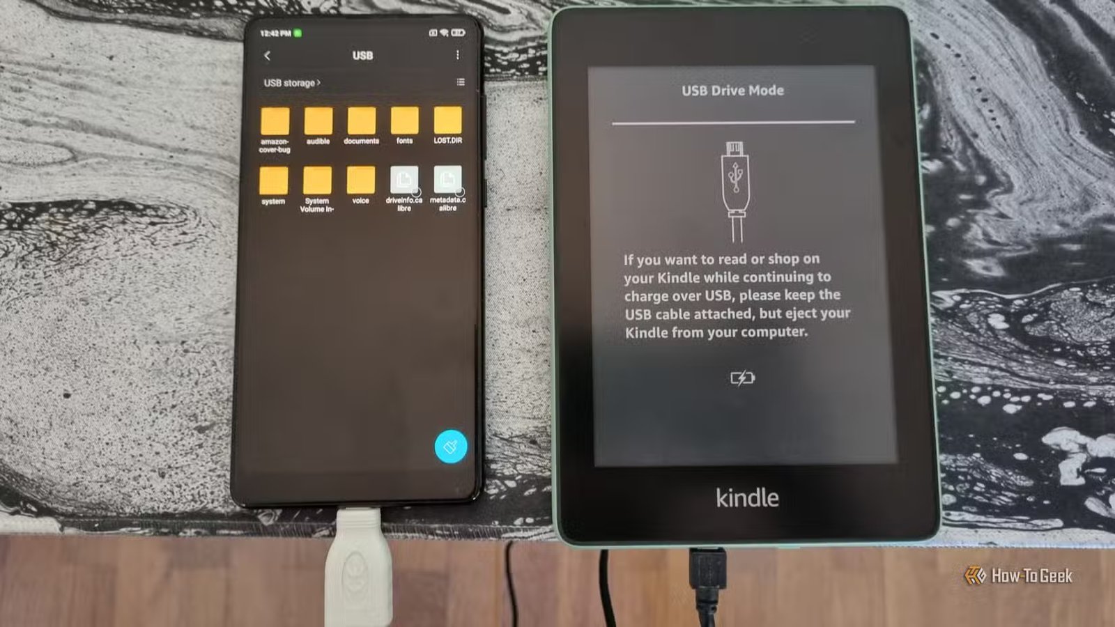 Un Kindle connecté à un Xiaomi Mi Mix 2 via USB.
