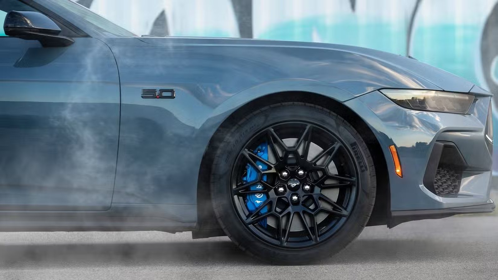 Gros plan latéral de l'avant d'une Ford Mustang GT 2025
