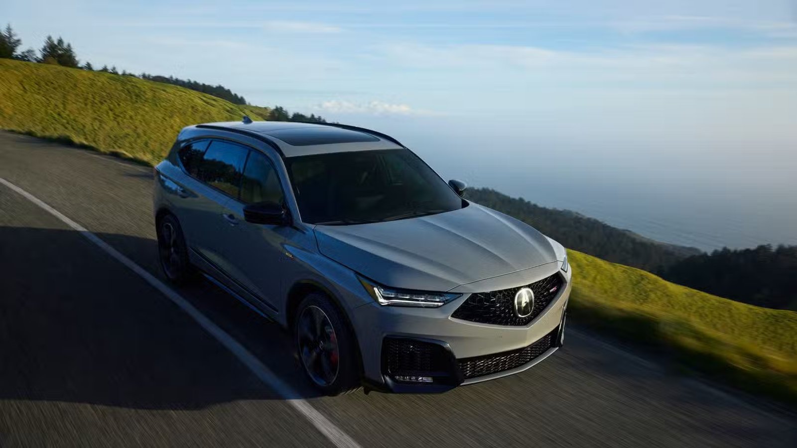Plan dynamique 3/4 avant d'une Acura MDX Type S 2025 grise.
