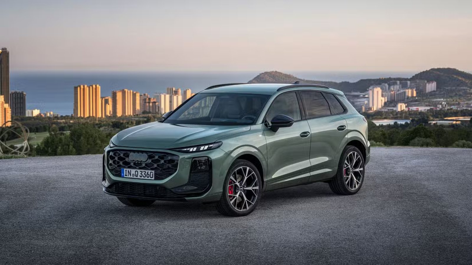 Plan statique 3/4 avant d'une Audi Q3 2026 verte.