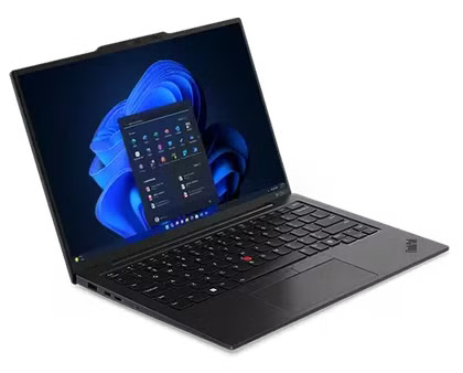 L'ordinateur portable Lenovo ThinkPad X1 Carbon Gen 12 ouvert sur le bureau.