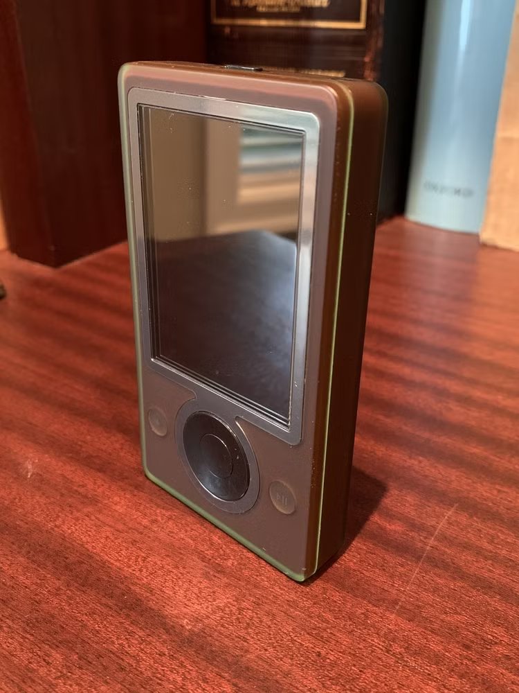 Un Microsoft Zune marron.