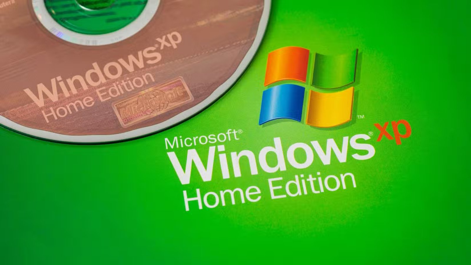 Un disque Windows XP à côté du logo Windows XP.