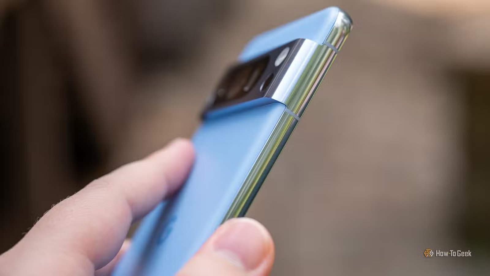 Gros plan du cadre monocoque en métal du Google Pixel 8 Pro.