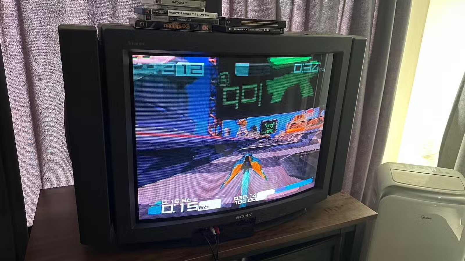 Télévision CRT montrant Wipeout 3.