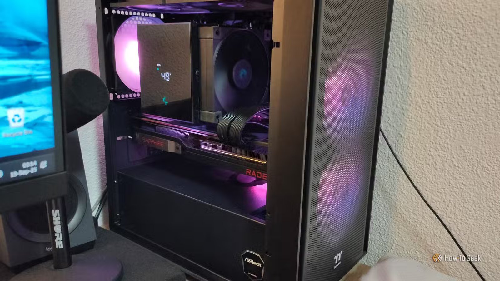 Un PC de jeu dont le panneau latéral gauche a été retiré.