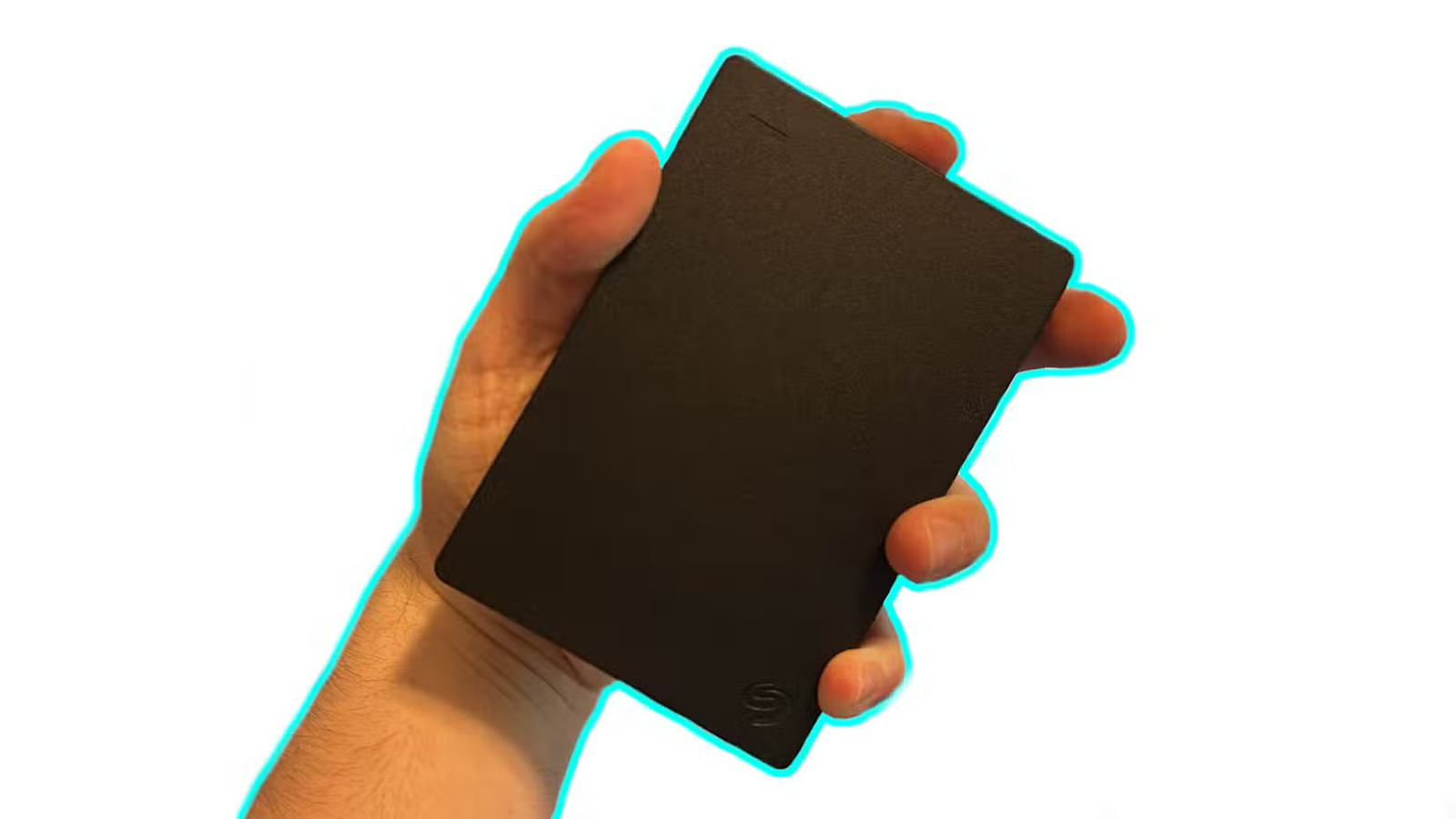 une main tenant un disque dur externe