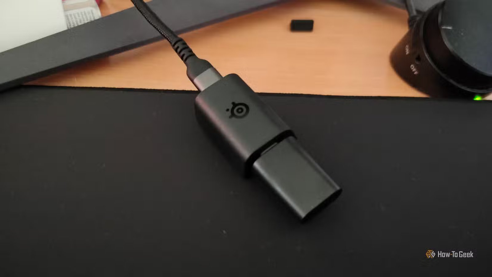 Un dongle SteelSeries 2,4 GHz pour un clavier sans fil.