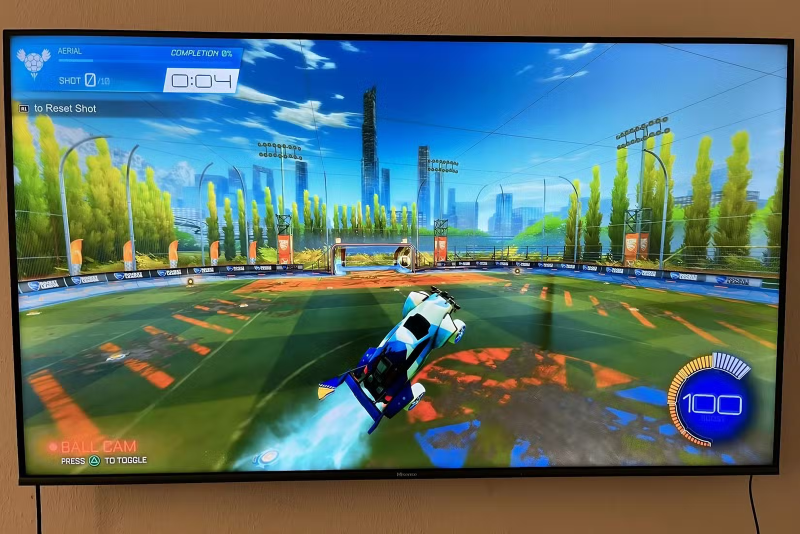 Une photo d'un téléviseur avec la Game Rocket League affichée.