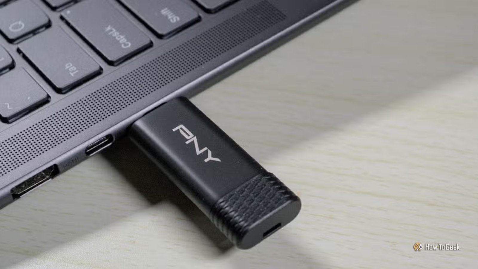 PNY Pro Elite V3 branché sur le port USB-C 3.2 d'un ordinateur portable.