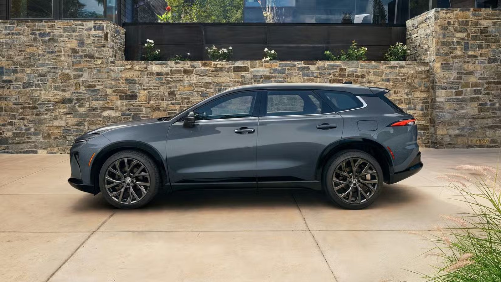 Photo de profil latérale statique d'une Toyota Crown Signia 2025 grise.