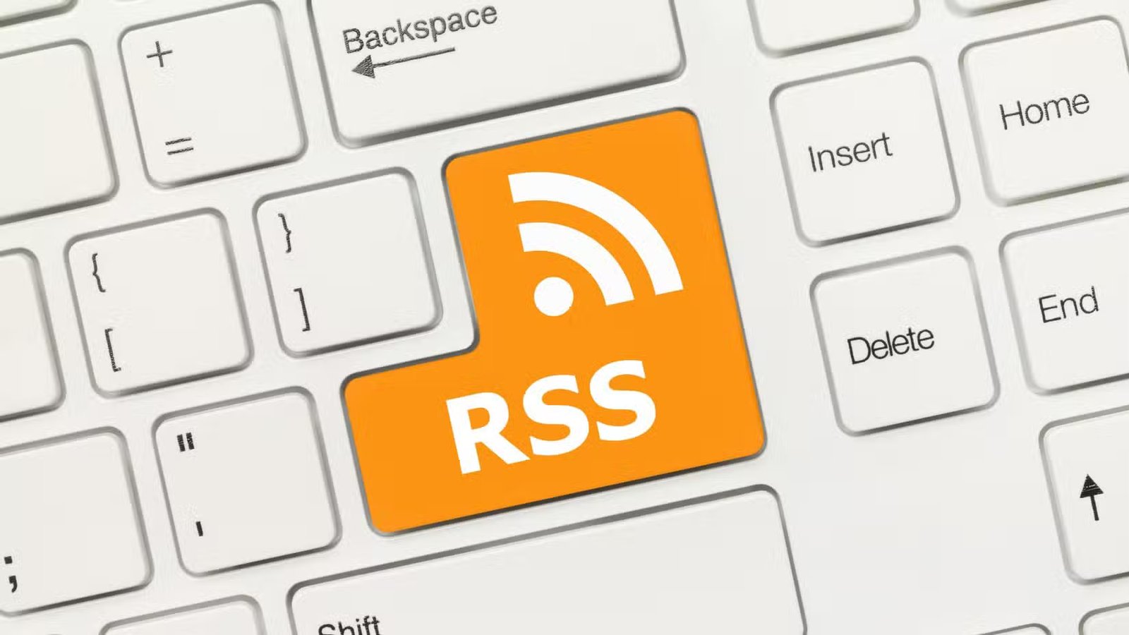 Un clavier d'ordinateur avec une touche RSS orange à la place de la touche Entrée.