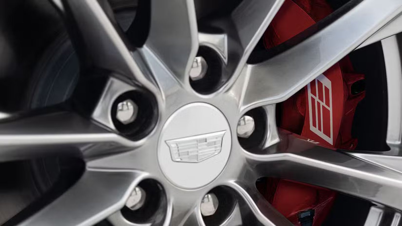 Gros plan de la jante en alliage d’une Cadillac CT4 2026.