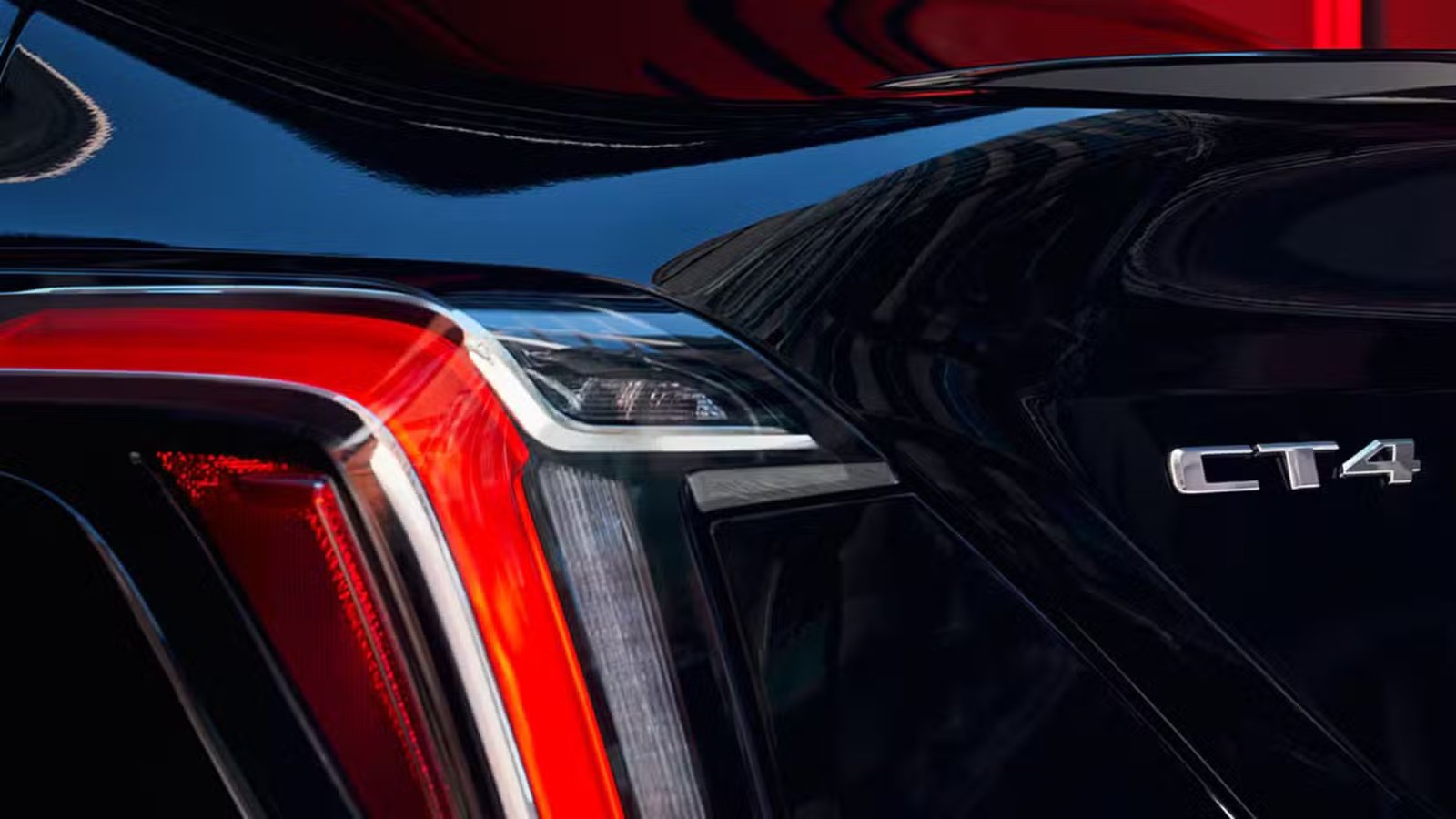 Gros plan du feu arrière et des insignes d’une Cadillac CT4 2026 noire.