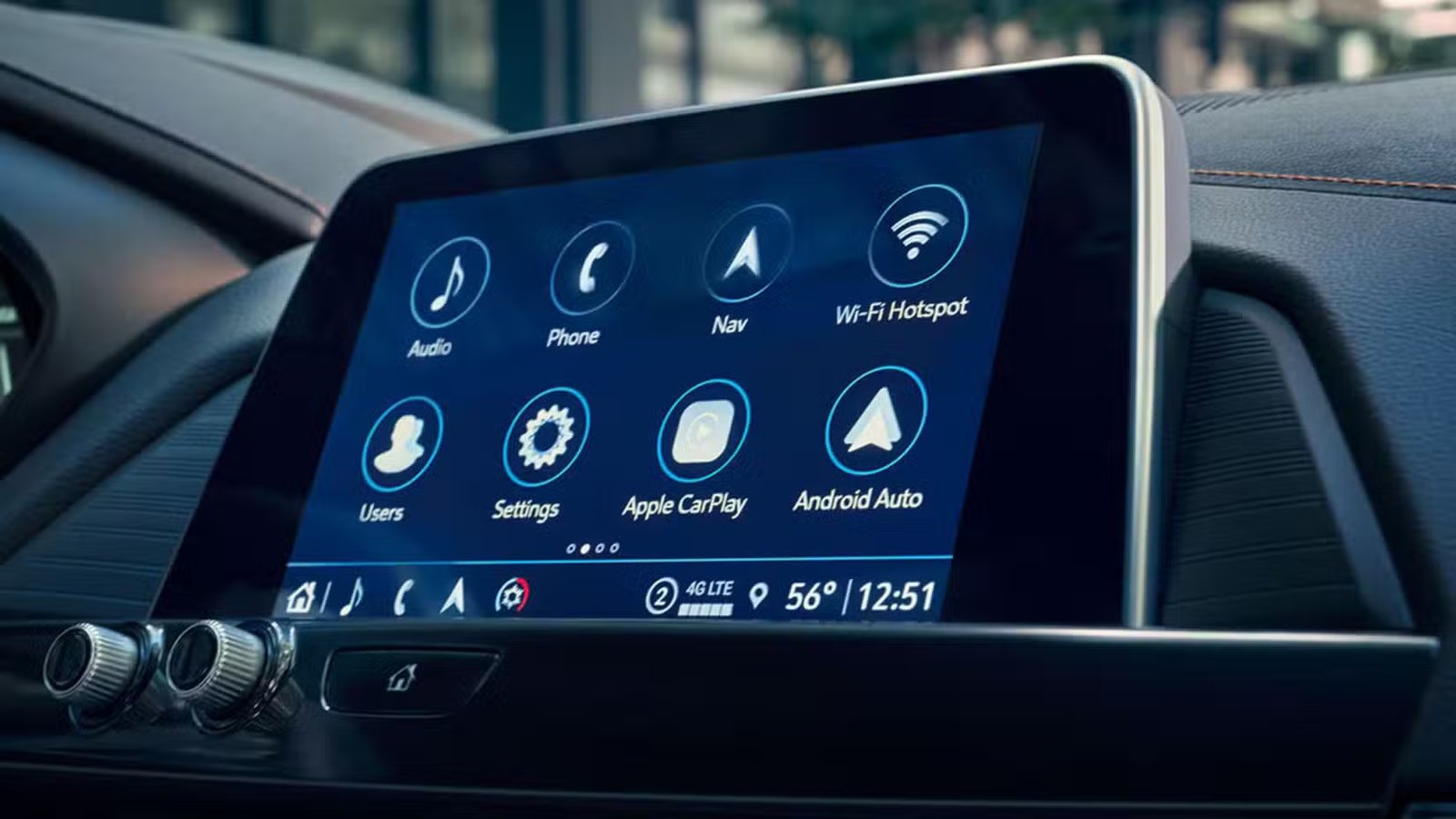 Gros plan de l’écran d’infodivertissement d’une Cadillac CT4 2026.