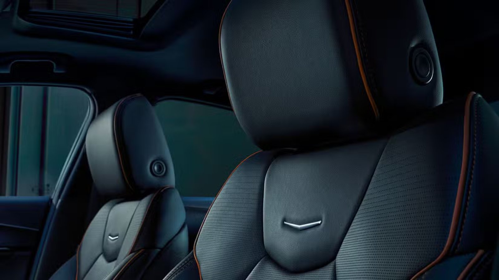 Gros plan de l’intérieur noir d’une Cadillac CT4 2026.