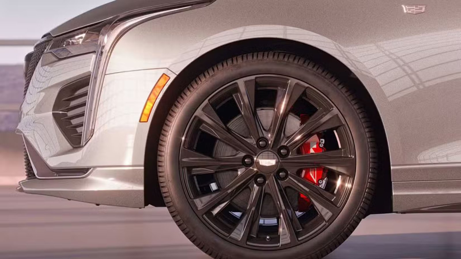 Gros plan de la jante en alliage d’une Cadillac CT4 2026 argentée.