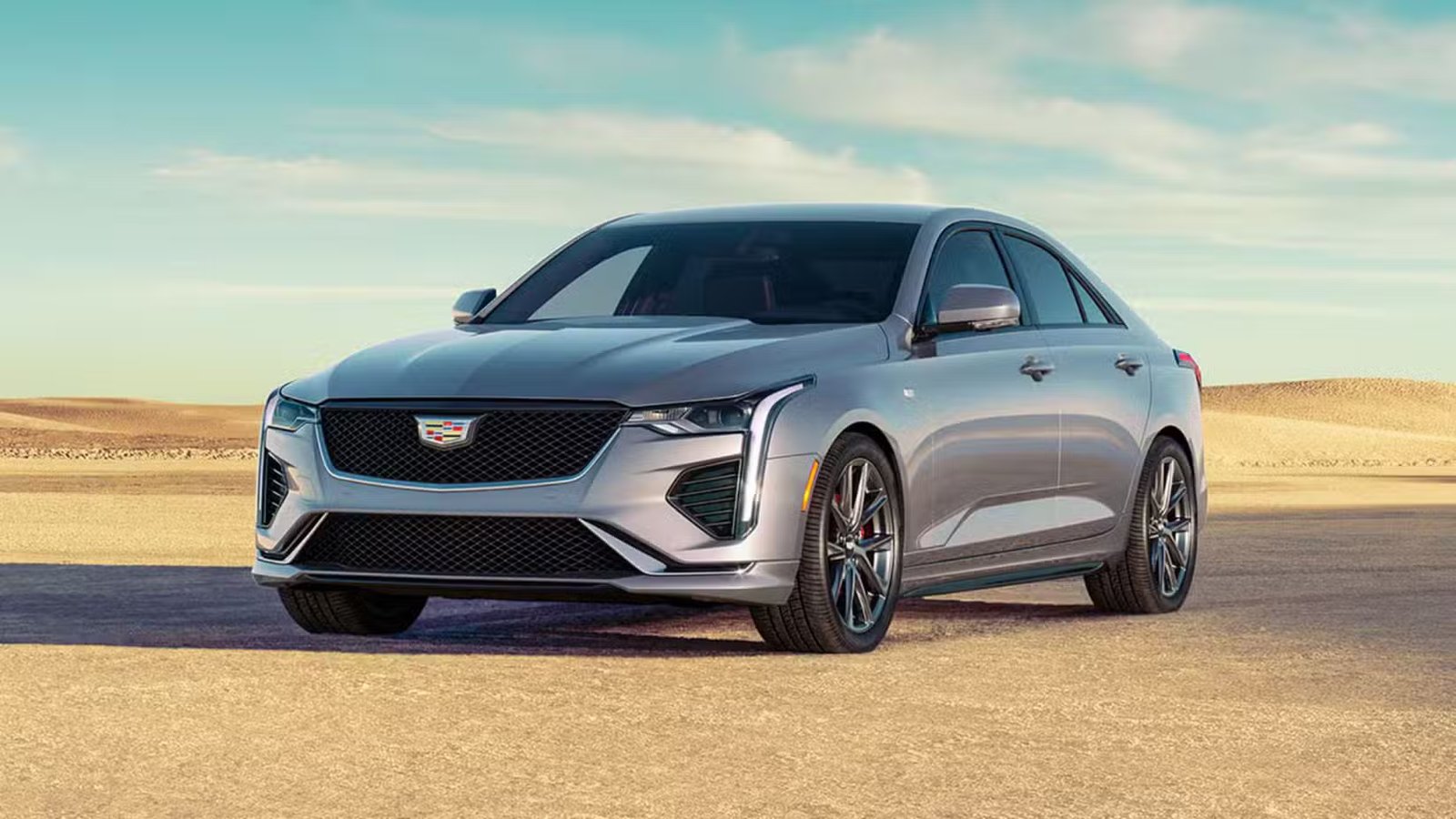 Plan statique 3/4 avant d'une Cadillac CT4 2026 argentée.