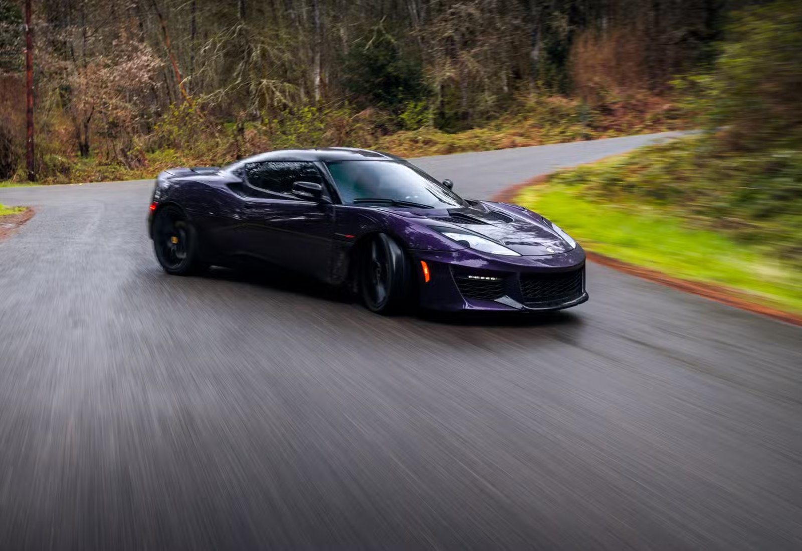 Une voiture de sport qui dérive dans un virage.
