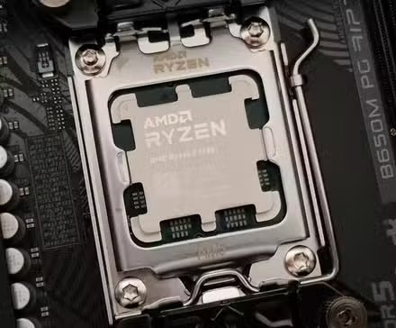 Une photo en gros plan du processeur AMD Ryzen 7 7700 dans le socket AM5 et de la carte mère ASRock B650M PG RIptide.