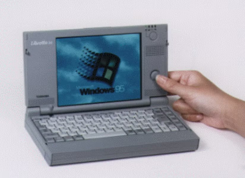 Un subnotebook Toshiba Libretto 20 avec le logo Windows 95 sur son écran. 