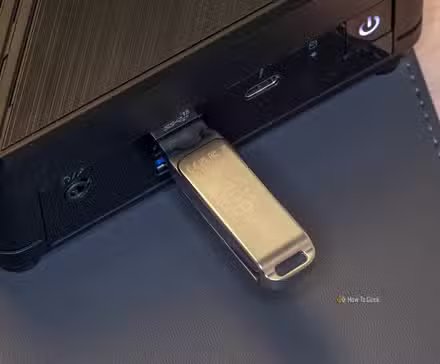 PNY DUO LINK iOS Dual Flash Drive dans un port d'ordinateur.