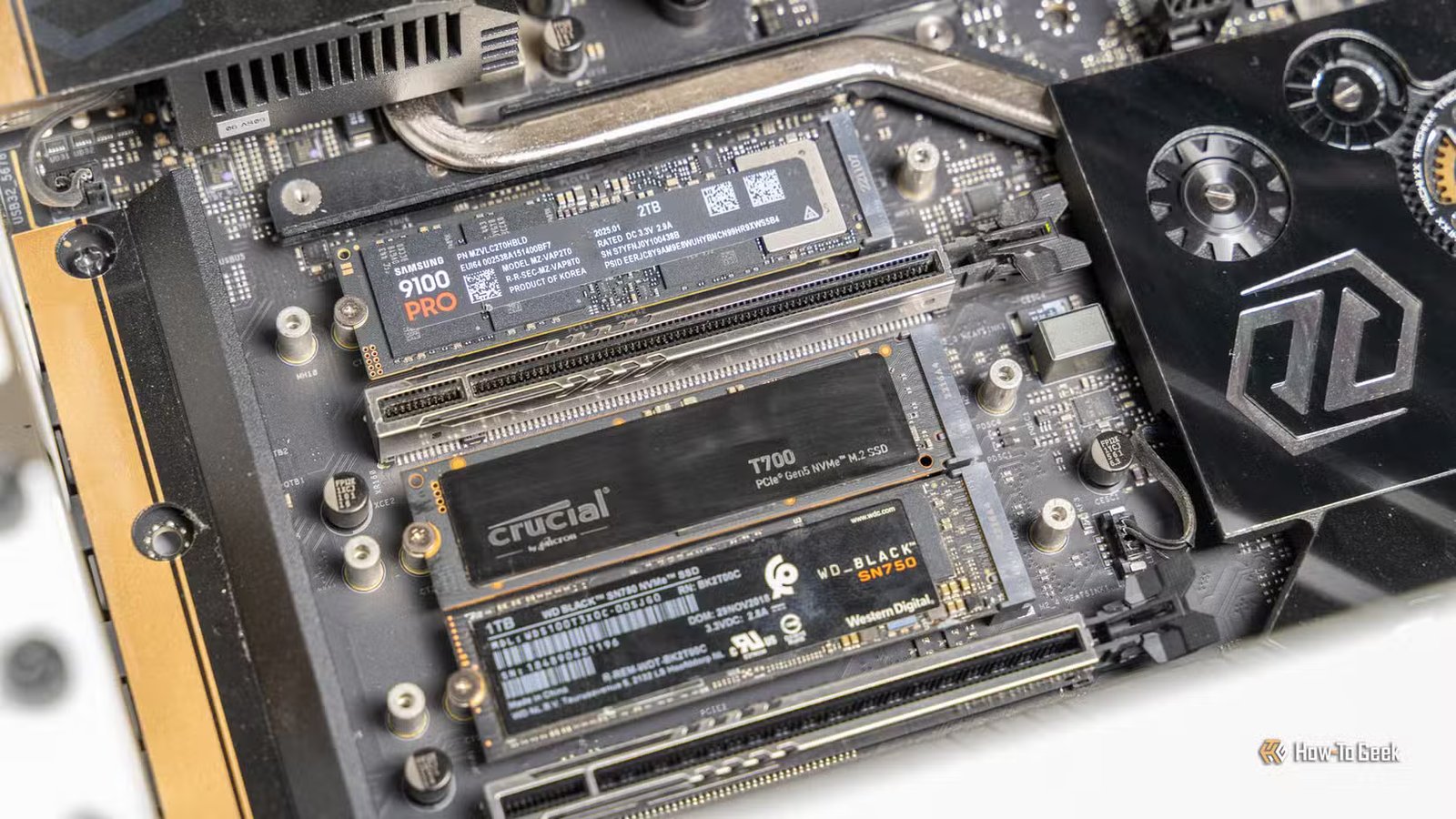 Le SSD Samsung 9100 PRO NVMe installé dans une carte mère avec d'autres disques M.2.