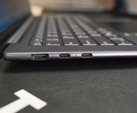   Ports HDMI et USB C sur le côté du Lenovo Slim Pro 7