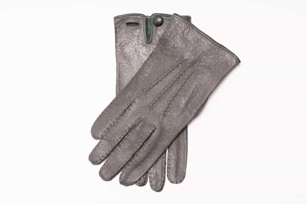 Gants en pécari non doublés en gris avec bouton