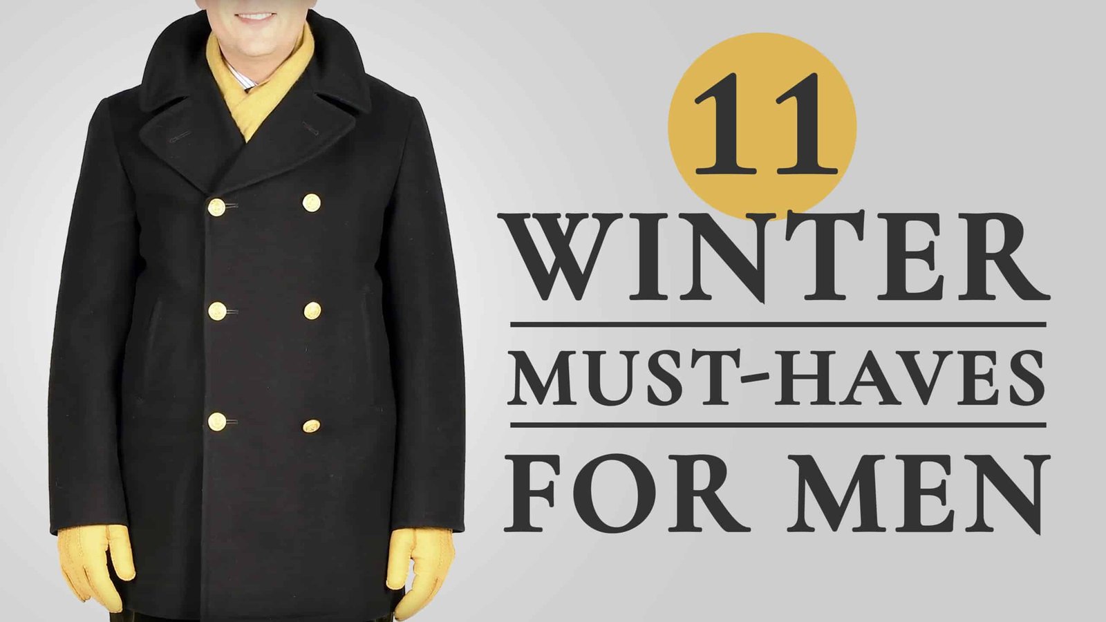 Raphaël se tient debout dans un caban bleu marine avec des boutons dorés, avec des gants jaunes et une écharpe du Fort Belvédère ; le texte lit, "11 incontournables de l’hiver pour hommes"