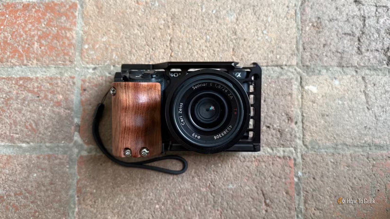 Appareil photo sans miroir Sony A6500 avec une cage SmallRig.