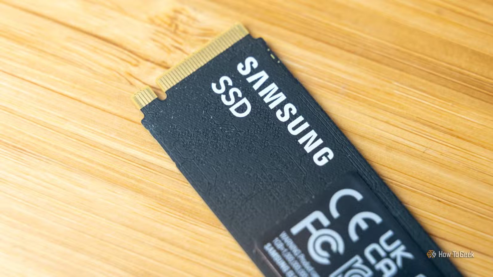 Le logo Samsung au dos du SSD 9100 PRO NVMe.