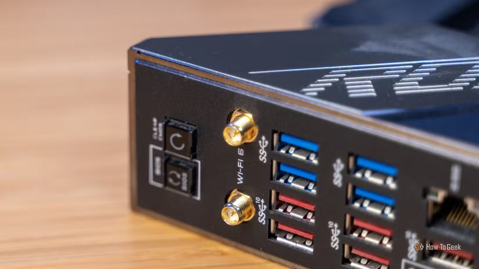 Les E/S du panneau arrière d'une carte mère affichant les ports USB et les connecteurs d'antenne Wi-Fi.