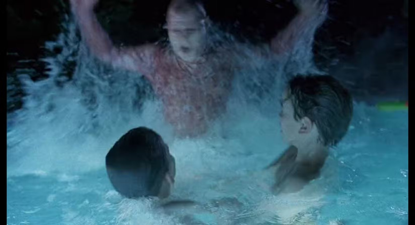 Une scène de l'épisode Humbug de X-Files.