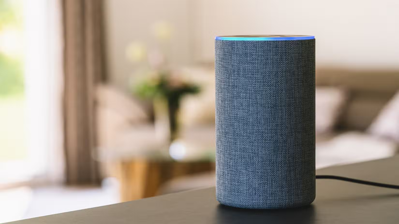 Une photo de l'enceinte intelligente Amazon Echo sur une table.