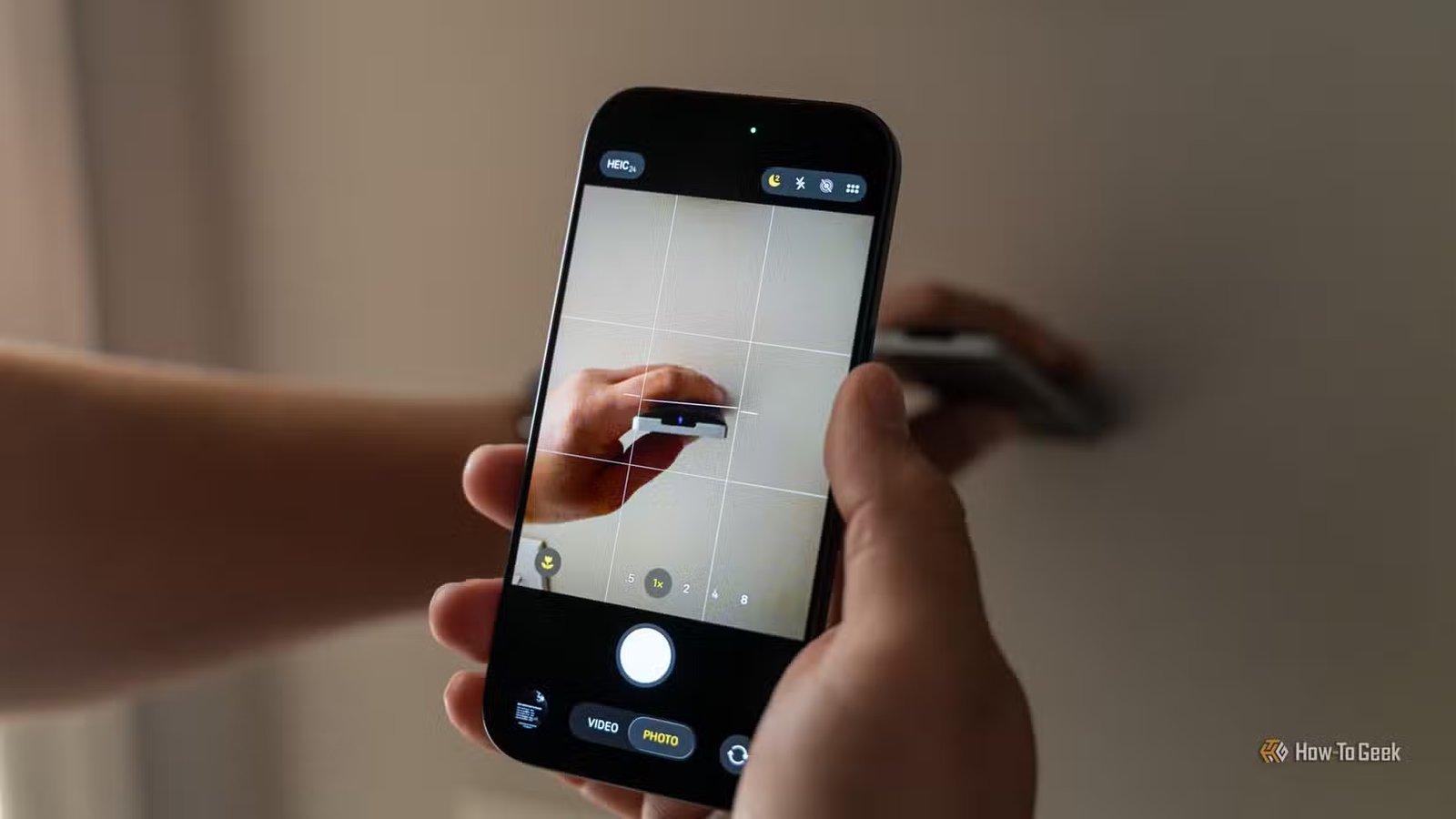 La caméra d'un iPhone 17 Pro regardant une télécommande de barre de son montrant la LED IR allumée.