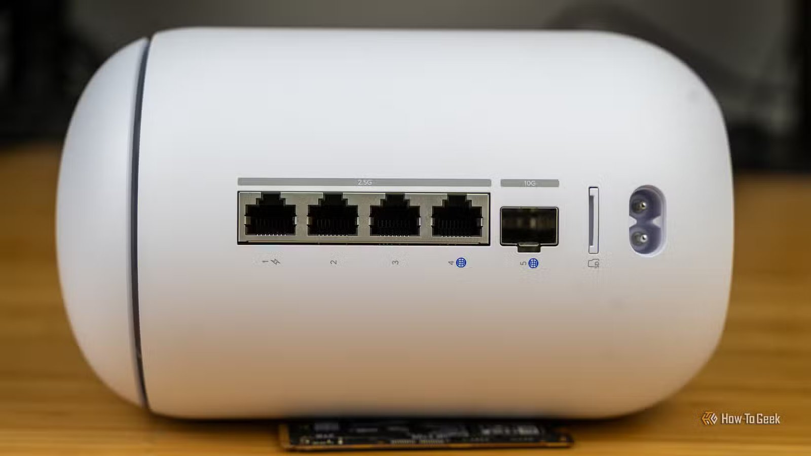 Les ports Ethernet et SFP+ arrière de l'Unifi Dream Router 7.