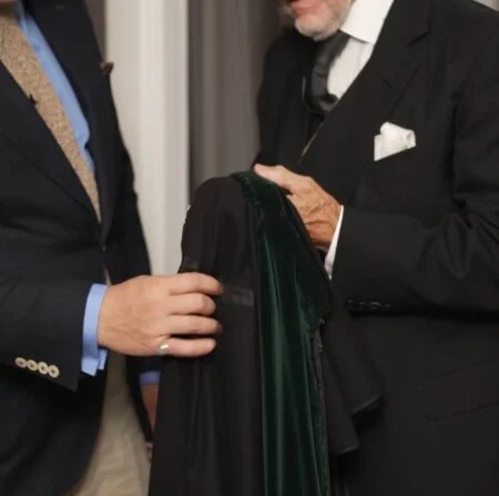 Henrik Hjerl Sartorial Connoisseur Vidéo Highlight 4 Vidéo highlight 4 : « C'est 6 mètres de tissu... Et autre chose, vous n'êtes pas obligé de porter des gants. »