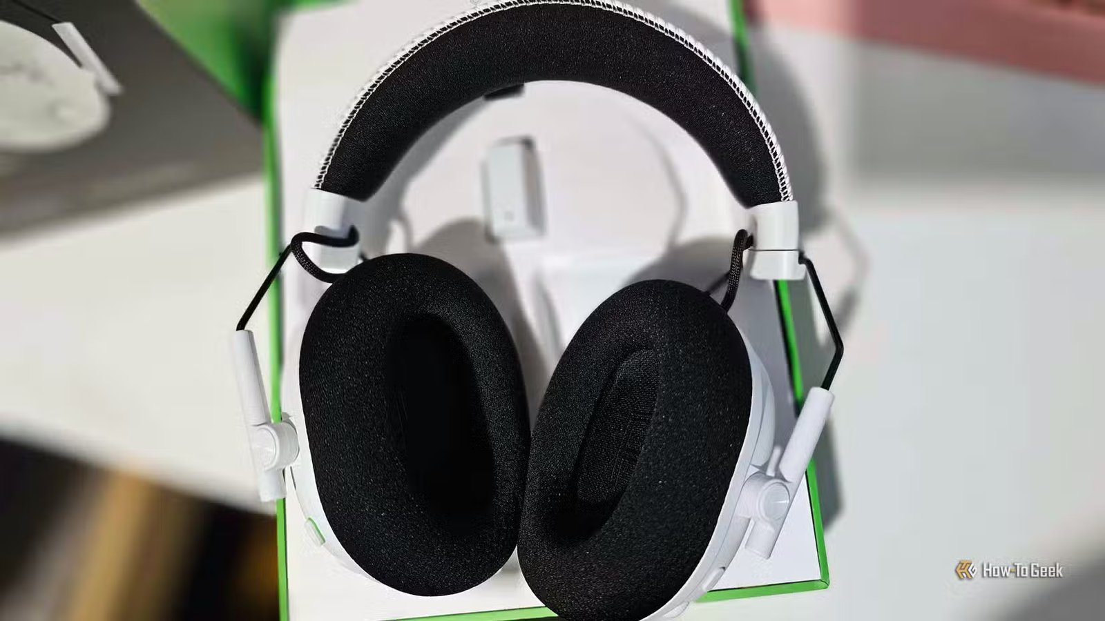 Un casque Razer BlackShark V3 Pro, montrant les oreillettes.