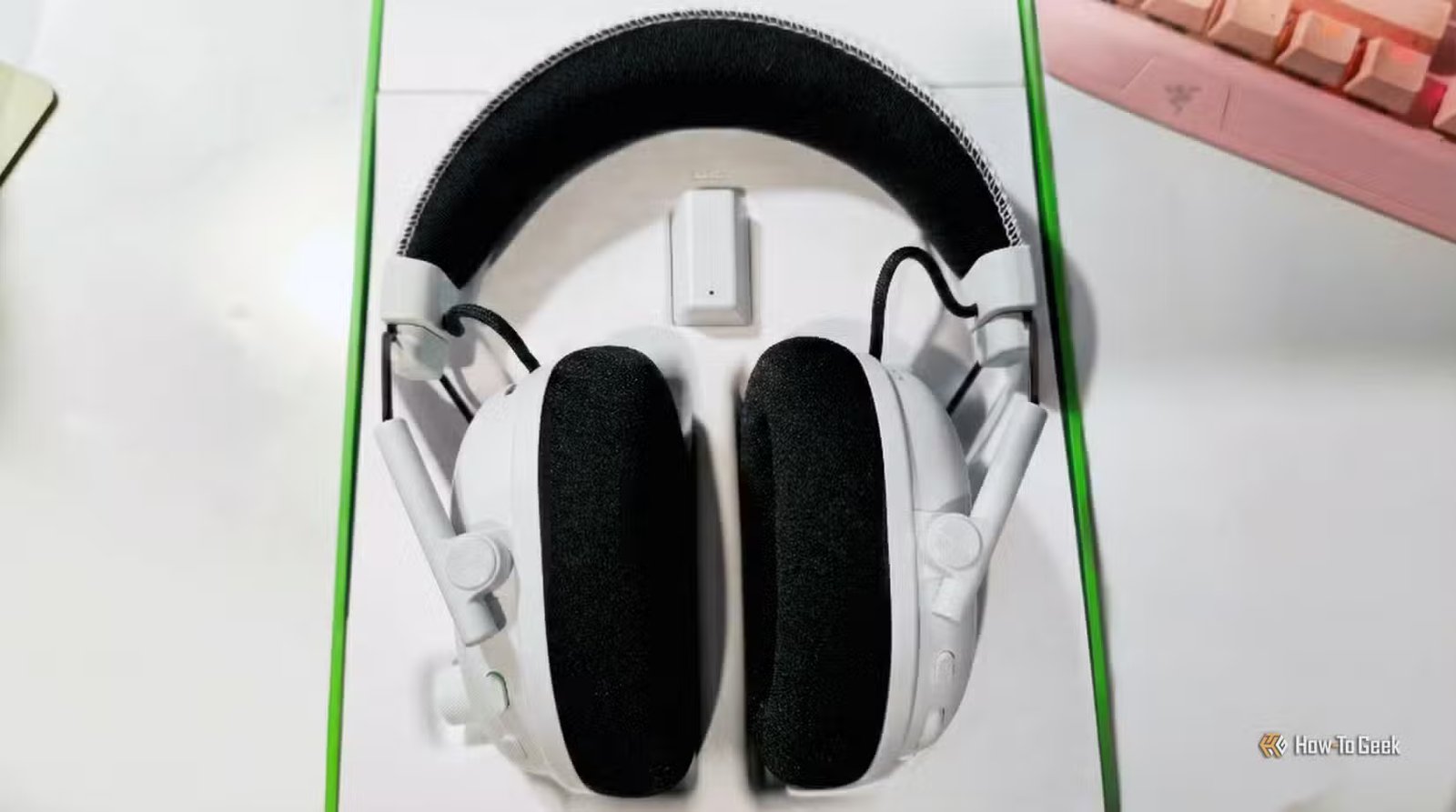 Un casque Razer BlackShark V3 Pro à l'intérieur de la boîte.