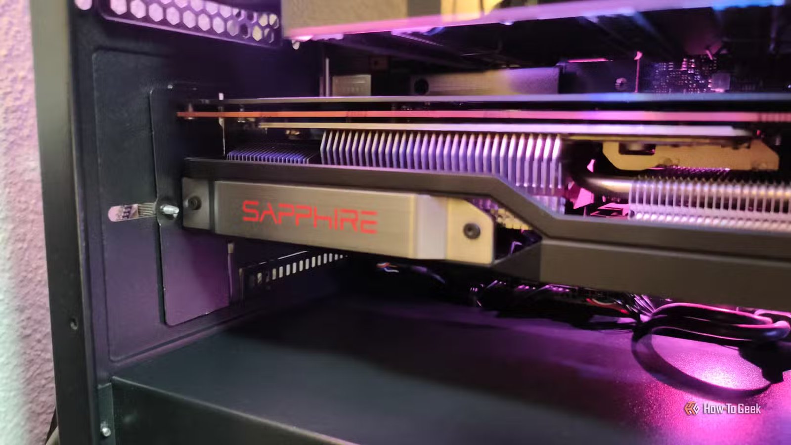Un gros plan d'une carte graphique AMD RX 6800 XT Sapphire.