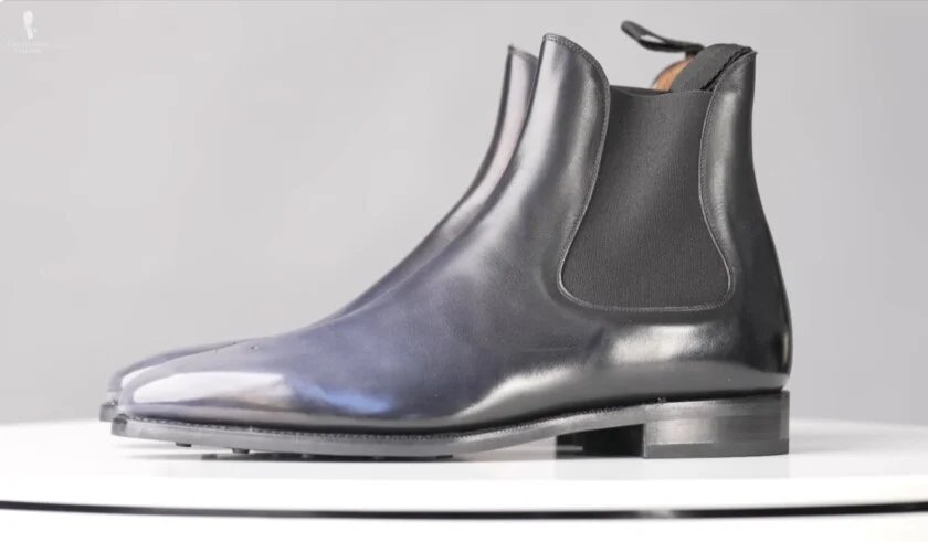 Une paire de Justin Fitzpatrick "Alki" Bottines Chelsea avec une coutume unique "Clair de lune" patine avec une teinte gris bleuté.