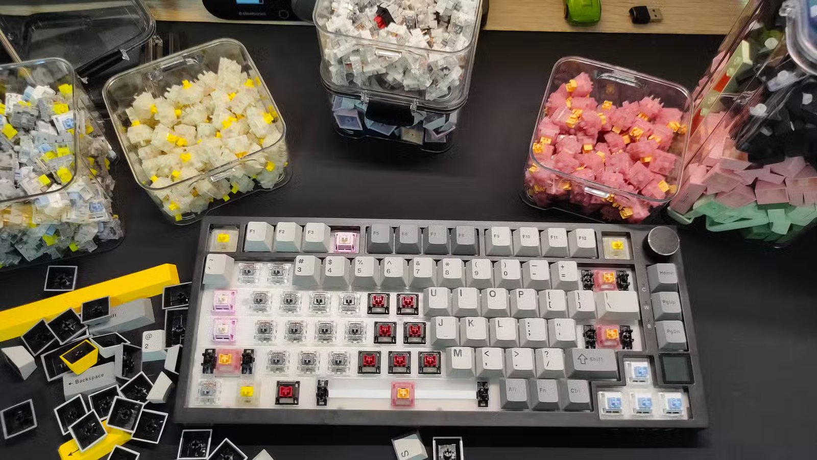 Le clavier mécanique Ajazz AK820 Pro doté d'un mélange de touches et de commutateurs.