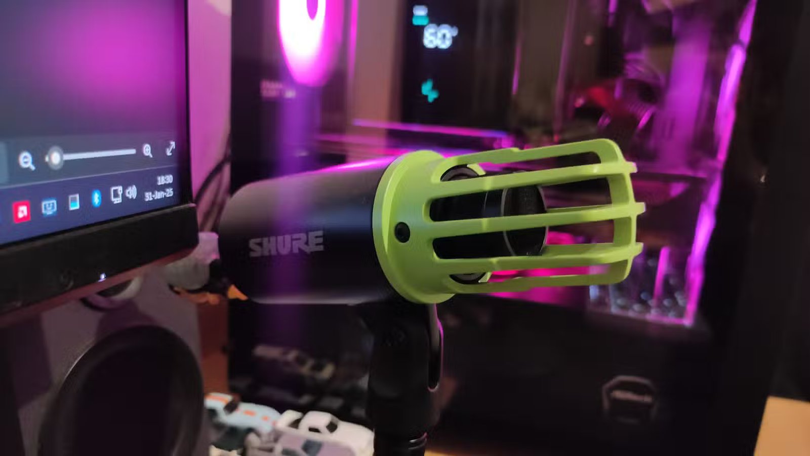 Le microphone dynamique Shure MV6 avec la bonnette anti-vent retirée.